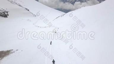 在冬季旅行中，一群游客攀<strong>登雪山</strong>峰